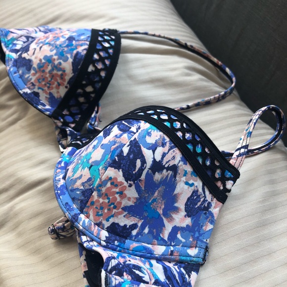 H&M blue floral bikini top (bottoms not included) - Picture 3 of 3